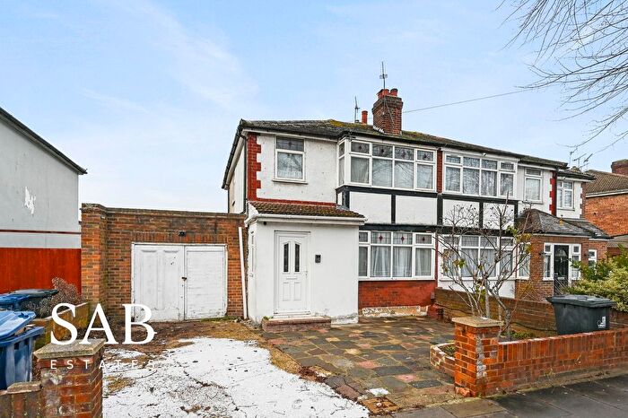 4 Bedroom Semi Detached House For Sale In Lee Road, Perivale, UB6