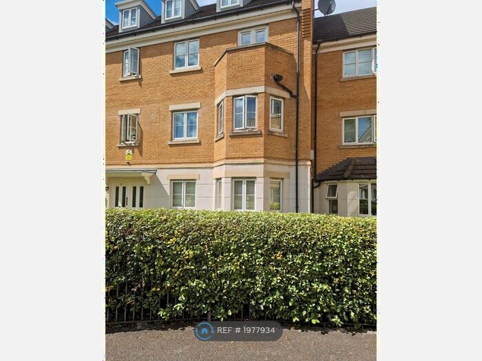 2 Bedroom Flat To Rent In Blakes Road, London, SE15
