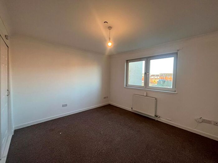 2 Bedroom Flat To Rent In Dean Street, KA3