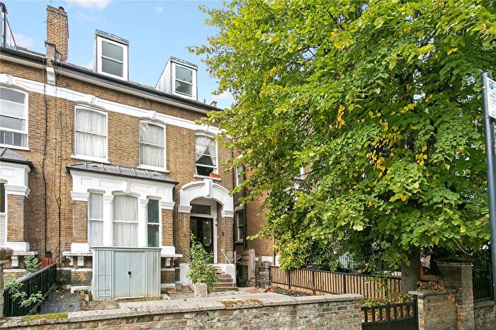 2 Bedroom Flat For Sale In Queens Drive, London, N4
