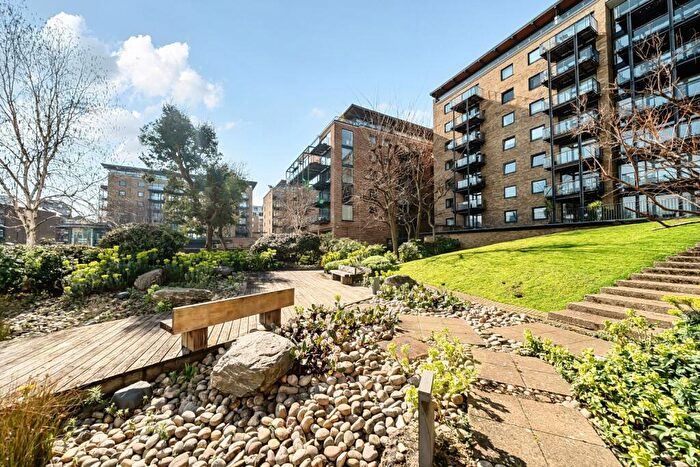 2 Bedroom Flat For Sale In Berglen Court, Branch Road, London, E14