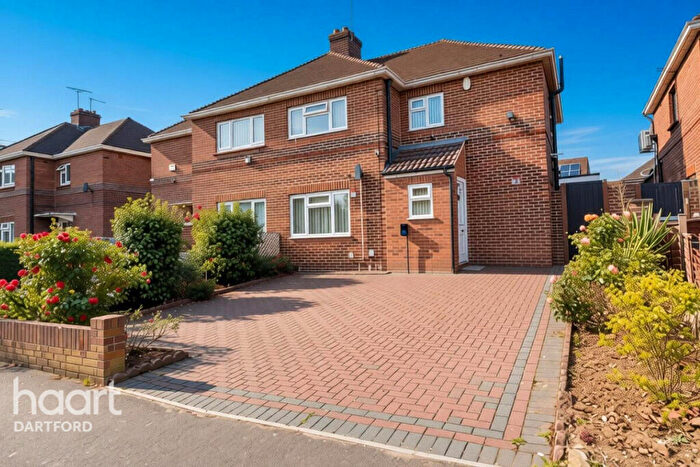 4 Bedroom Semi-Detached House For Sale In Lanes Avenue, Gravesend, DA11