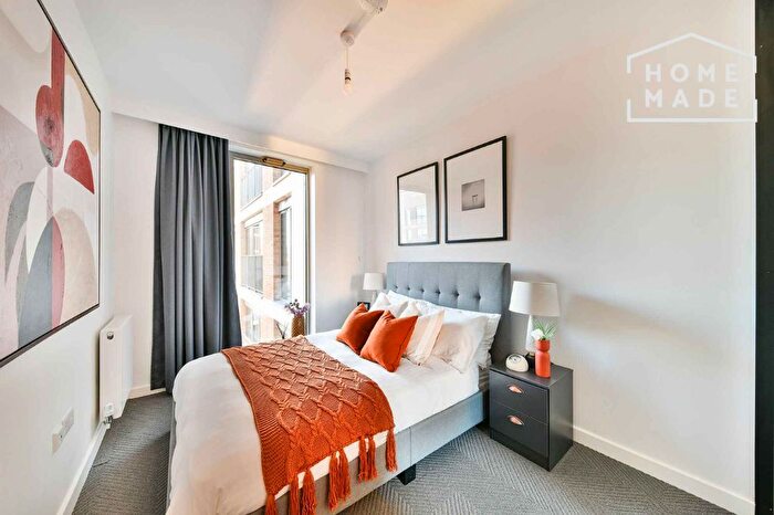 3 Bedroom Flat To Rent In Oldham Road, Manchester, M4