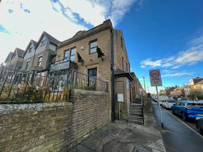 2 Bedroom Flat To Rent In Richardshaw Lane, Pudsey, LS28