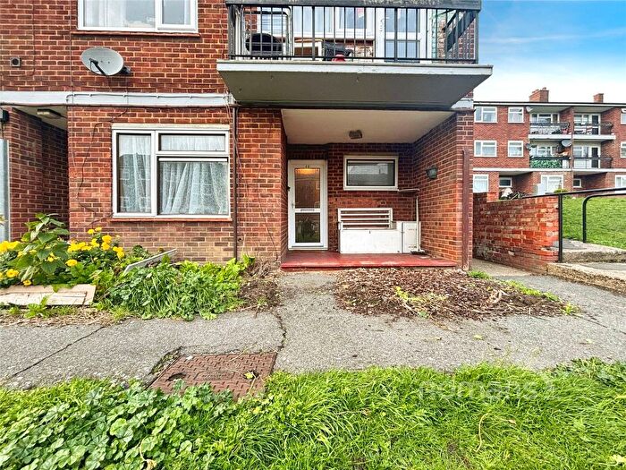 1 Bedroom Flat For Sale In Chapel Road, Camberley, Surrey, GU15