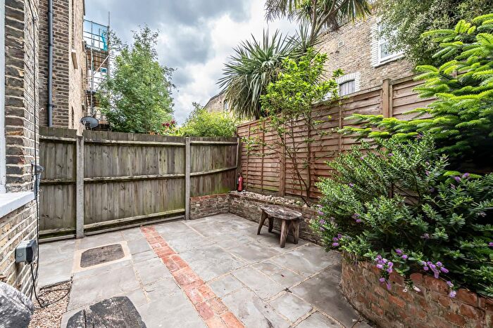 1 Bedroom Flat To Rent In Edgeley Road, London, SW4