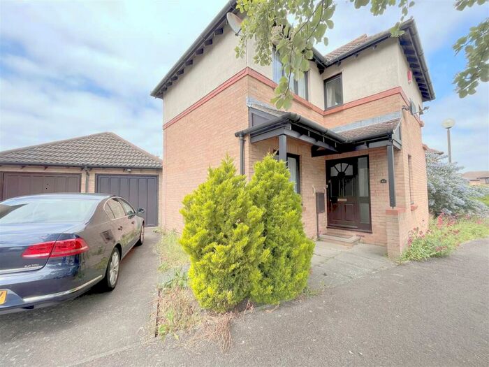 3 Bedroom Detached House To Rent In Selby Grove, Shenley Church End, Milton Keynes, MK5