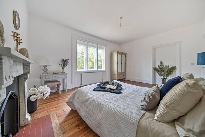 3 Bedroom Flat For Sale In Oakley Gardens, Redhill, Merstham, RH1