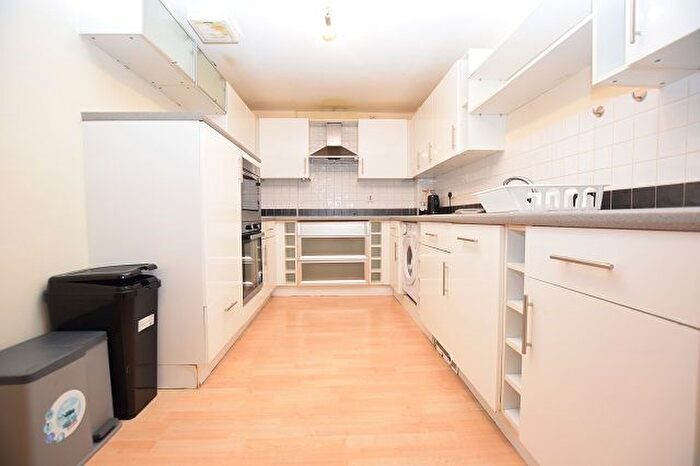 3 Bedroom Flat To Rent In Royal Plaza, Sheffield, S1