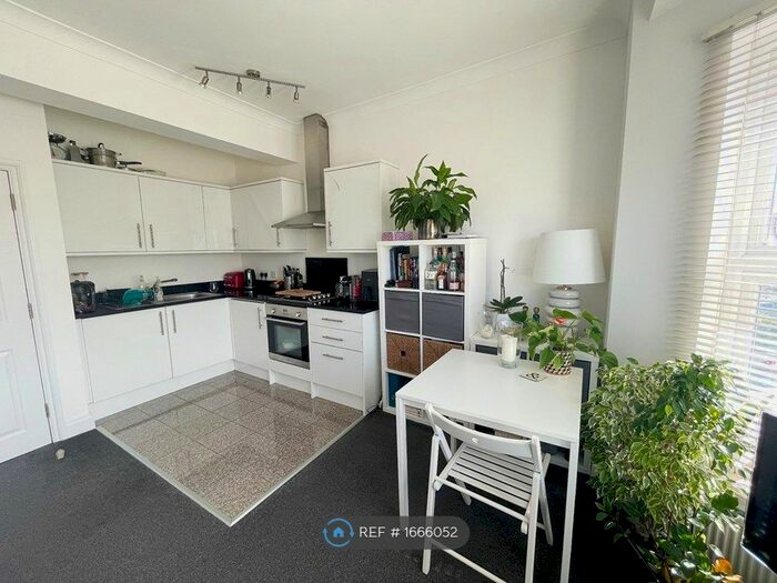 2 Bedroom Flat To Rent In Wellmeadow Road, London, SE6