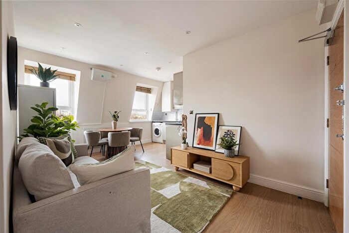2 Bedroom Flat For Sale In Eastwood Close, South Woodford, E18
