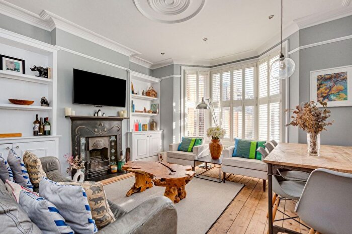 2 Bedroom Flat To Rent In Limburg Road, Clapham Junction, SW11