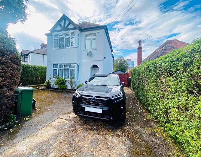 4 Bedroom Detached House For Sale In Conway Road, Whitton, TW4
