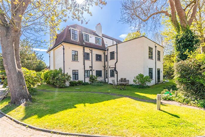 3 Bedroom Flat For Sale In Gloucester Road, Teddington, TW11