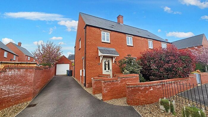 3 Bedroom Semi-Detached House For Sale In Setters Way, Roade, NN7