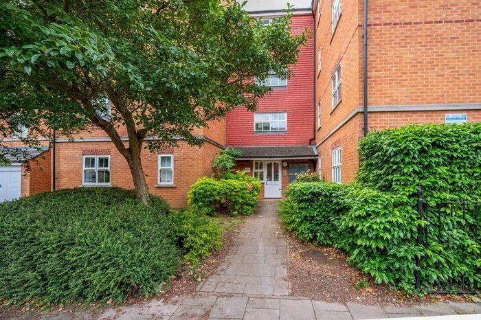 2 Bedroom Flat To Rent In Lisle Close, Tooting Bec, London, SW17