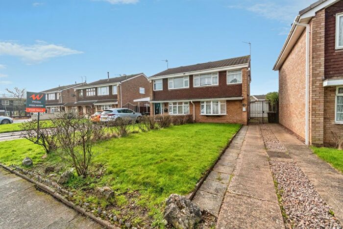 3 Bedroom Semi Detached House For Sale In Ingledew Close, Walsall, WS2