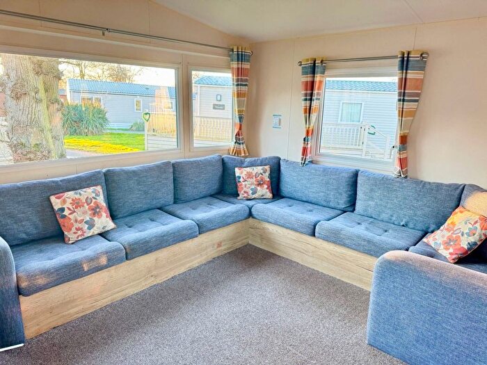 3 Bedroom Mobile/park Home For Sale In Carlton, Saxmundham, IP17