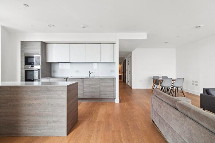 3 Bedroom Flat For Sale In East, - Kingsland High Street, E8