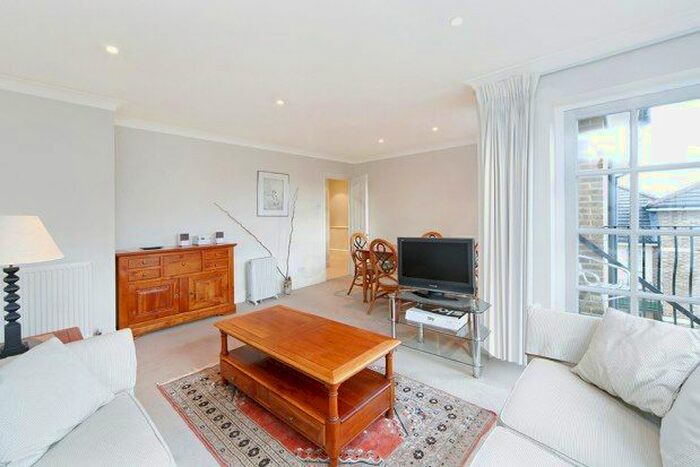 2 Bedroom Flat To Rent In Evesham Court, Richmond, TW10