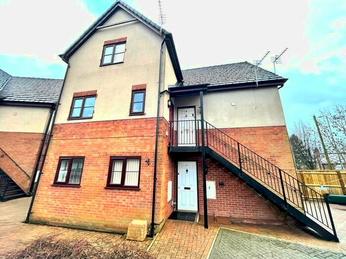 3 Bedroom Flat To Rent In Village Close, Weaverham, Northwich, CW8