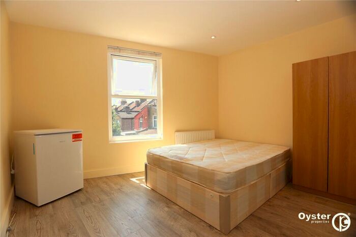 Studio To Rent In West Green Road, London, N15