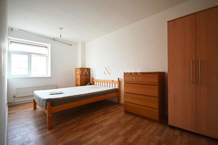 3 Bedroom Flat To Rent In Hind Grove, London, Greater London., E14
