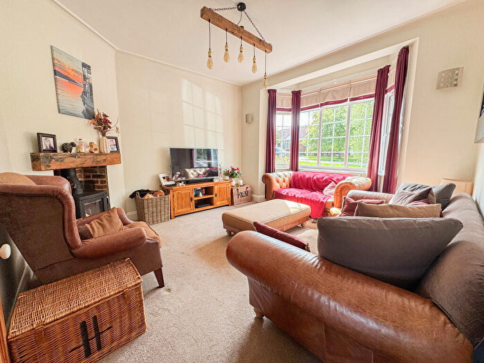 4 Bedroom Semi-Detached House For Sale In Folly Chase, Hockley, SS5