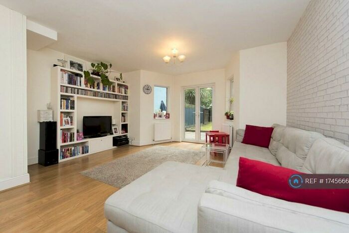 4 Bedroom Terraced House To Rent In Avenue Road, London, N12