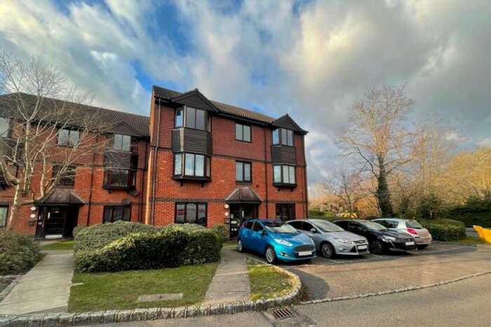 2 Bedroom Flat To Rent In Foxhills, Horsell, Woking, GU21