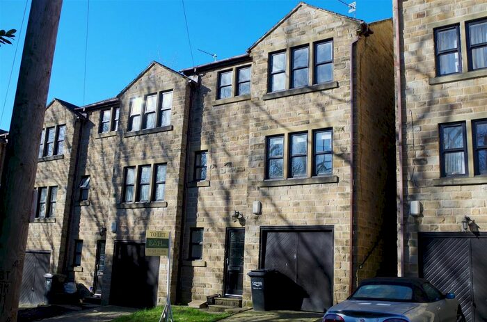 3 Bedroom Town House To Rent In Chapel Lane, Halifax, HX3