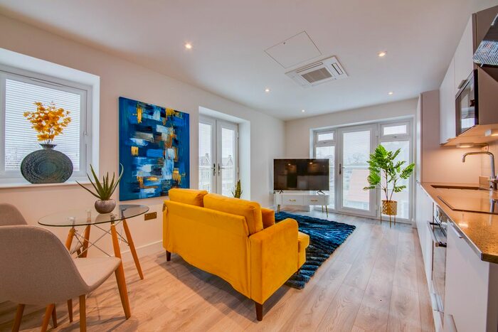 1 Bedroom Flat To Rent In Street Lane, Leeds, LS8