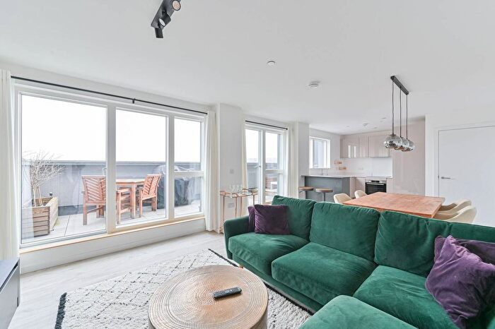 3 Bedroom Flat To Rent In Pomeroy Street, New Cross, London, SE14