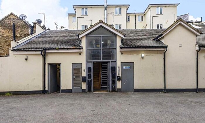 18 Bedroom Flat For Sale In Woking, Surrey, GU21
