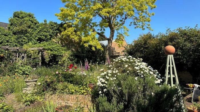 4 Bedroom Detached House For Sale In Lower Teddington Road, Hampton Wick, KT1