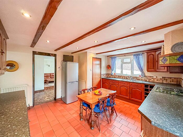 4 Bedroom Detached House For Sale In Upper Lambricks, Rayleigh, SS6