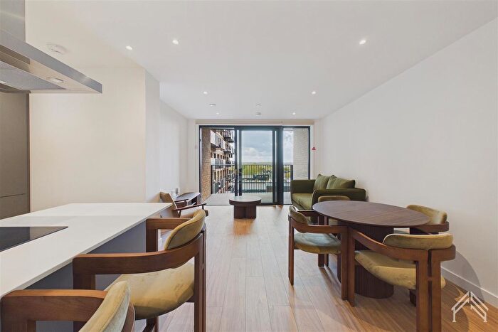 2 Bedroom Flat To Rent In Wilmot House, London, TW8