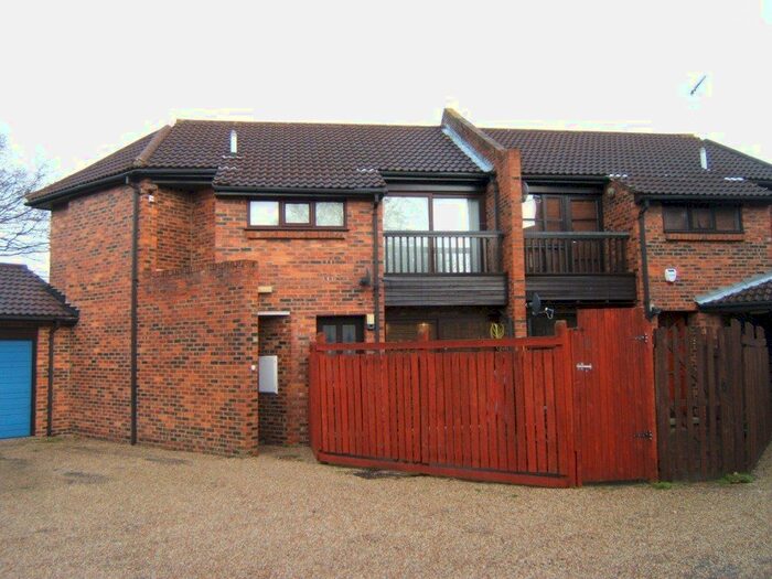 1 Bedroom Flat To Rent In Courtney Park Road, Langdon Hills, Basildon, SS16