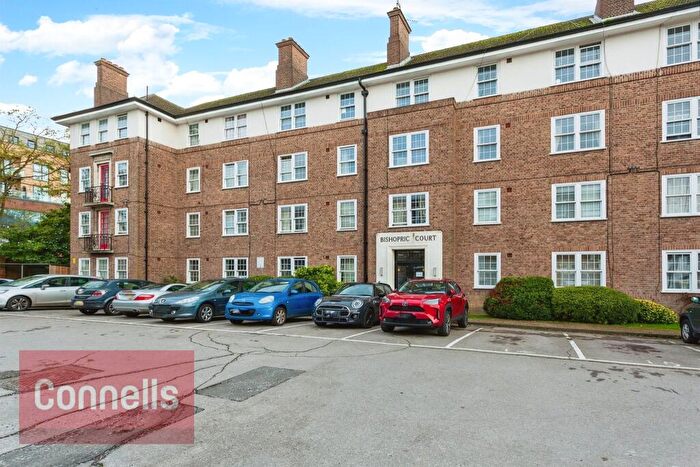 1 Bedroom Flat To Rent In Bishopric Court, Horsham, RH12