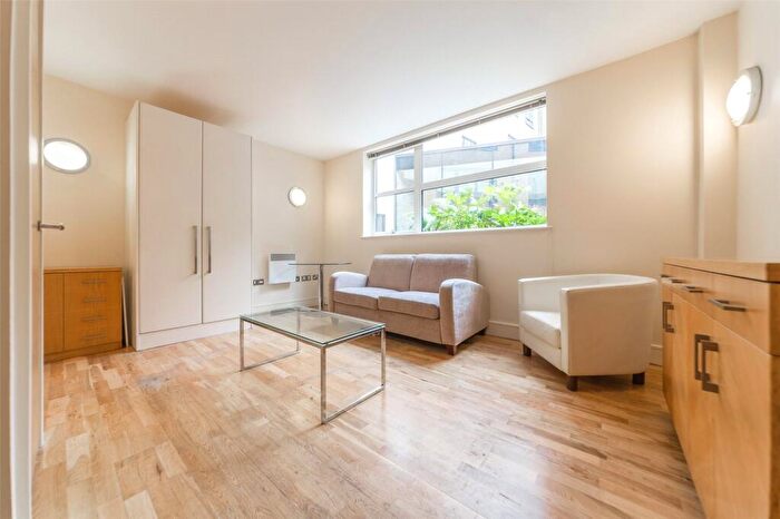 Apartment To Rent In Black Bull Yard, Hatton Wall, London, EC1N
