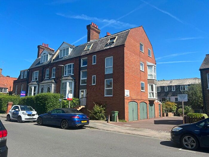 2 Bedroom Flat To Rent In Lower Teddington Road, Hampton Wick, Kingston Upon Thames, Surrey, KT1
