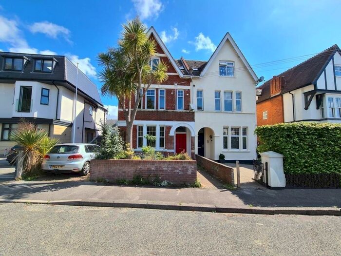 2 Bedroom Flat To Rent In Alumhurst Road, BH4