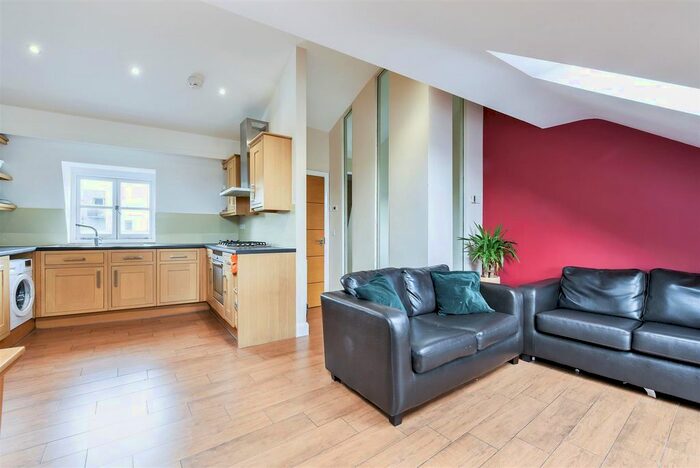 3 Bedroom Flat To Rent In Clapham High Street, London, SW4