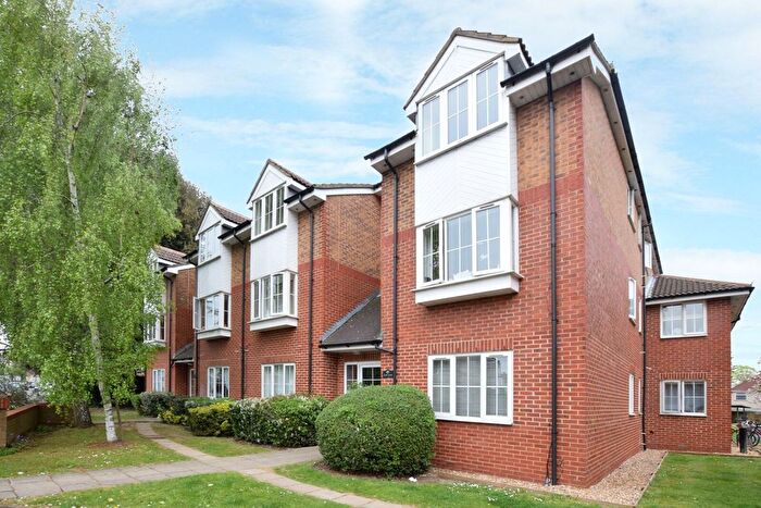 2 Bedroom Flat For Sale In Holm Oak Park, Watford, WD18
