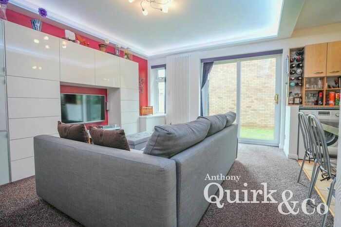 2 Bedroom Flat For Sale In London Road, Benfleet, SS7