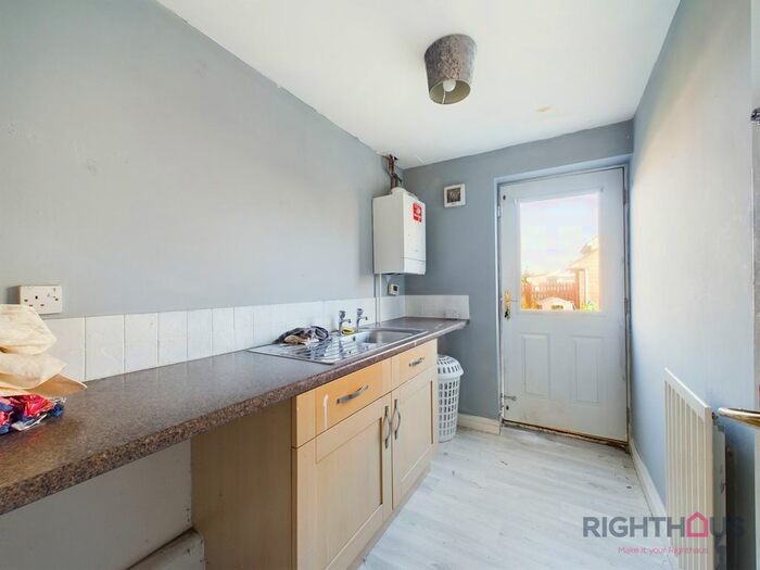 3 Bedroom Town House For Sale In Widdop Close, Bradford, BD6