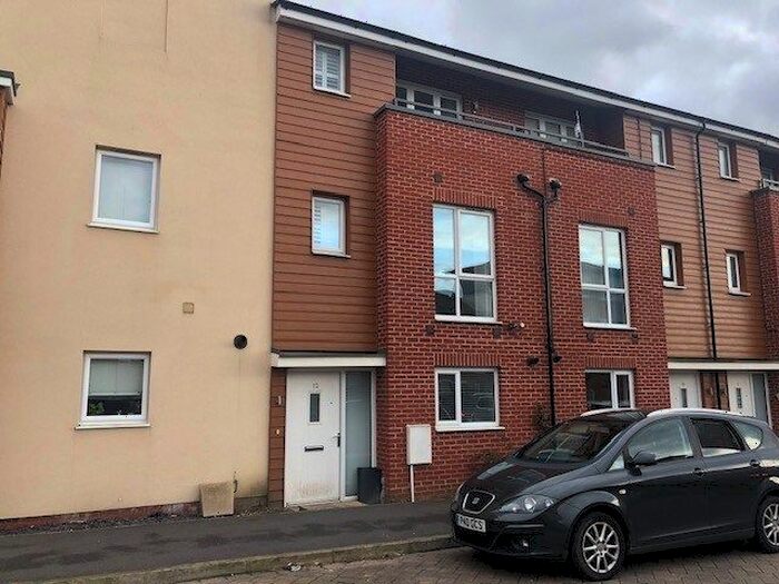 4 Bedroom Town House To Rent In Bowling Green Close, Bletchley, Milton Keynes, MK2