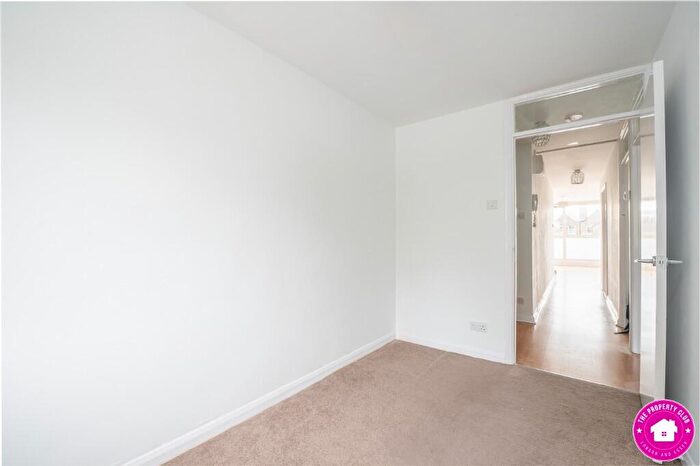 2 Bedroom Apartment To Rent In Cleveland Road, London, E18