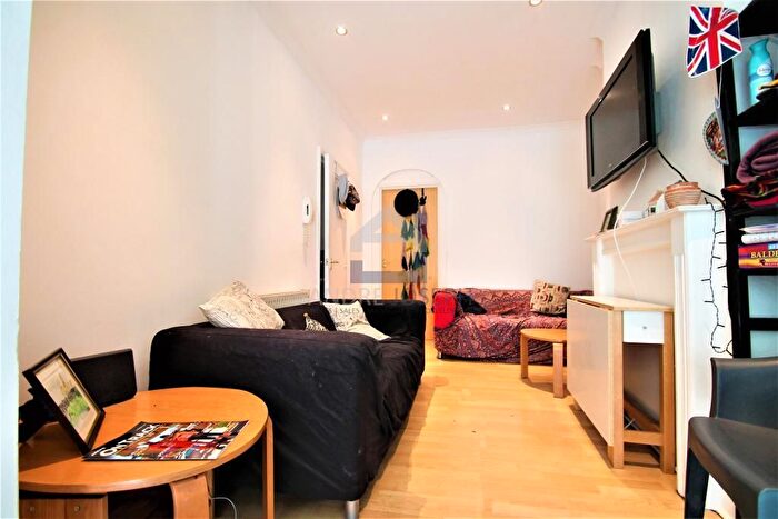 3 Bedroom Flat To Rent In Clapham Common Southside, Clapham Common, London, SW4