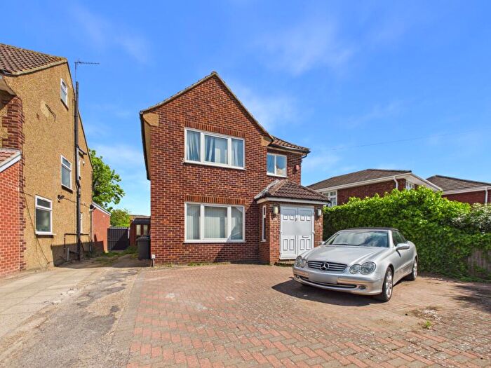 3 Bedroom Detached House For Sale In Langley Road, Langley, Berkshire, SL3
